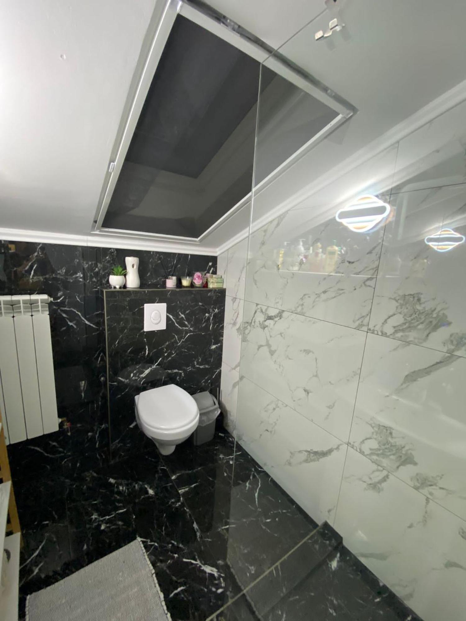 2 Tirgu Jiu Apartment *