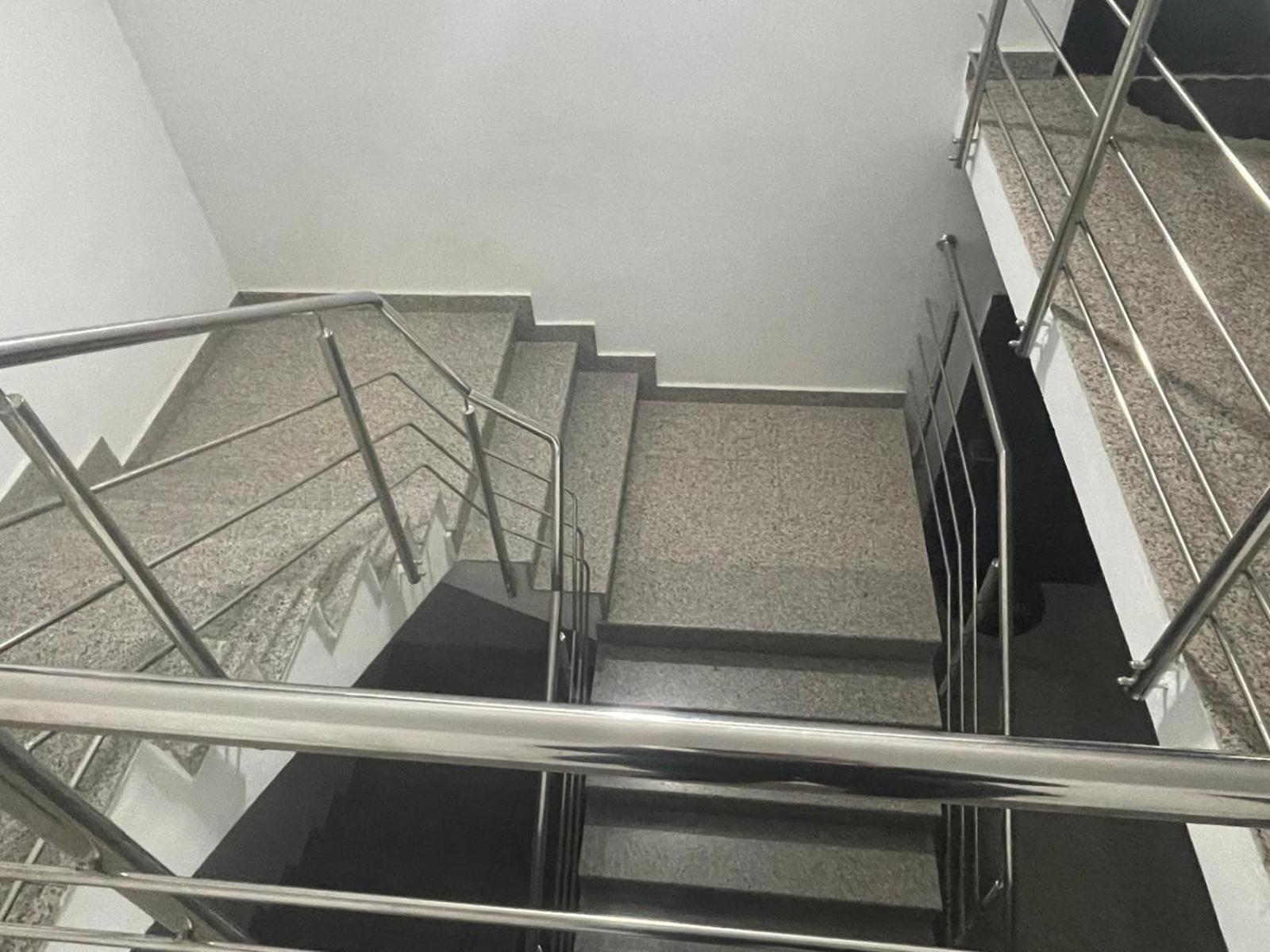 2 Tirgu Jiu Apartment *